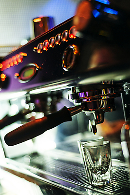 포토 JPG 해외이미지 직업 전통 안경 커피 유리 사람없음 내부 기계 카페 무대 바 클래식 닫기 야간 묘사 준비 만들기 바리스타 에스프레소 방법 스타일 힙스터 세련 해외포토 자연요소 잡화 패션 음료 컨셉 모션 재질 상점 파일형식 이미지허브