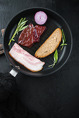 포토 JPG 해외이미지 검은배경 사람없음 소고기 프라이팬 햄 베이컨 소간 적양파 해외포토 백그라운드 주방용품 양파 육류 돼지고기 검은색 파일형식 이미지허브