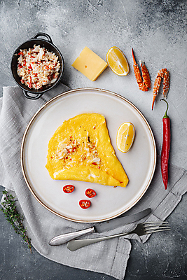 포토 JPG 해외이미지 음식 포크 고추 치즈 사람없음 하이앵글 계란 나이프 계란요리 천 레몬 허브 오믈렛 게살 집게발 해외포토 식물 식기 뷰포인트 채소 과일 유제품 요리 알 직물 칼 파일형식 이미지허브