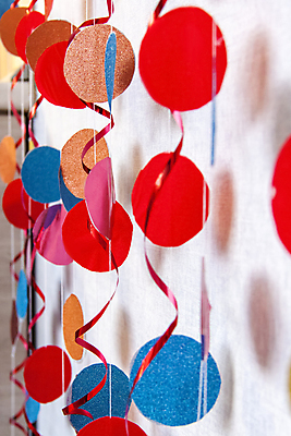 포토 JPG 해외이미지 백그라운드 꽃무늬 벽지 휴가 주택 선물 사람없음 장식 빨간색 컬러풀 인사 커튼 원형 오브젝트 핸드메이드 해외포토 도형 꽃 컬러 무늬 건물 예절 파일형식 이미지허브