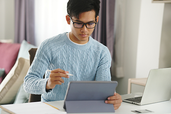 포토 JPG 해외이미지 학생 비즈니스 사업가 거리 주택 한명 동양인 10대 컴퓨터 알약 업무 작업 비즈니스맨 온라인 소셜 온라인강의 웨비나 해외포토 직업 1 남자 청소년 사람 인종 건물 전자제품 약 직장인 강의 세미나 파일형식 언택트 이미지허브