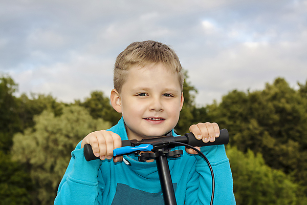 포토 JPG 해외이미지 백인 캐릭터 행복 감정 아들 어린이 가족 관계 놀이 사랑 한명 야외 기쁨 표현 돌봄 해외포토 서양인 1 모션 사람 파일형식 이미지허브