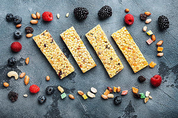 포토 JPG 해외이미지 회색배경 실내 사람없음 하이앵글 달콤 블루베리 산딸기 땅콩 일렬 건강식품 블랙베리 에너지바 해외포토 음식 뷰포인트 백그라운드 과일 건강 내부 회색 견과류 맛 파일형식 이미지허브