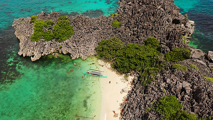 포토 JPG 해외이미지 나무 아시아 모래 바다 섬 여행 자연 휴가 풍경 사람없음 야외 물 여름 파란색 모래사장 맑음 만 휴양지 석호 조감도 해외포토 자연요소 식물 계절 나라 컬러 날씨 장소 생태계 파일형식 이미지허브