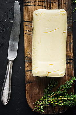 포토 JPG 해외이미지 식재료 검은배경 실내 사람없음 하이앵글 나이프 허브 버터 나무도마 해외포토 식물 식기 뷰포인트 백그라운드 도마 내부 목재 검은색 칼 파일형식 이미지허브