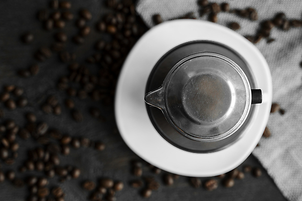 포토 JPG 해외이미지 커피 검은배경 사람없음 하이앵글 머그컵 원두 컵받침 나무탁자 포타필터 해외포토 음료 뷰포인트 백그라운드 탁자 컵 검은색 받침대 커피용품 파일형식 이미지허브