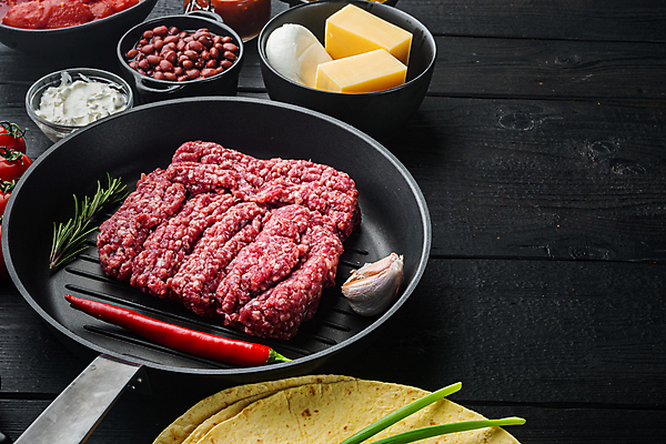 포토 JPG 해외이미지 식재료 검은배경 치즈 콩 실내 샌드위치 사람없음 프라이팬 준비 멕시코음식 다진고기 다짐육 케사디야 해외포토 음식 백그라운드 주방용품 유제품 곡류 서양음식 육류 내부 검은색 파일형식 이미지허브