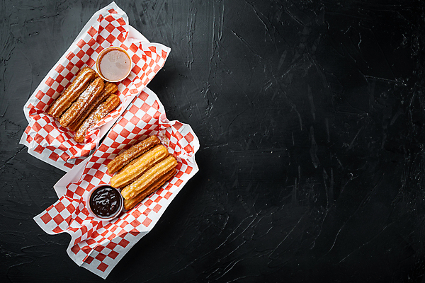 포토 JPG 해외이미지 검은배경 디저트 실내 사람없음 하이앵글 츄러스 카피스페이스 해외포토 음식 뷰포인트 백그라운드 내부 검은색 공백 파일형식 이미지허브