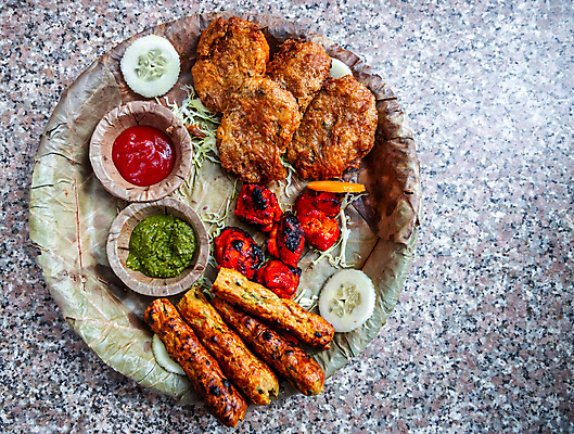 포토 JPG 해외이미지 접시 음식 토마토 채소 양파 종류 육류 요리 사람없음 식당 식사 저녁식사 치킨 소고기 신선 뜨거움 꼬치 맛 그릴 바비큐 성분 양고기 점심식사 케밥 뷔페 해외포토 식기 컨셉 식재료 주방용품 상점 닭고기요리 파일형식 이미지허브