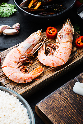 포토 JPG 해외이미지 접시 백그라운드 고추 검은배경 새우 마늘 근접촬영 사람없음 전통음식 쌀 허브 해산물 날것 슬라이스 홍합 나무도마 스페인요리 파에야 해외포토 식물 전통 식기 음식 뷰포인트 채소 어패류 곡류 도마 서양음식 갑각류 목재 검은색 스페인 파일형식 이미지허브