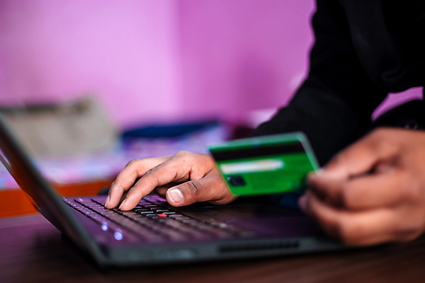 포토 JPG 해외이미지 라이프스타일 손 인터넷 통신 무선통신 실내 한명 사람 성인 사람없음 금융 노트북 쇼핑 컴퓨터 터치패드 카트 키보드 신용카드 구매 고객 만족 상업 심플 결제 온라인쇼핑 소매 전자상거래 마케팅 성인만 해외포토 1 감정 내부 생활 신체부위 경제 전자제품 온라인 파일형식 이미지허브