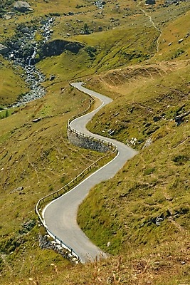 포토 JPG 해외이미지 도로 여행 곡선 교통시설 자연 성공 바람 휴가 산 안테나 사람없음 야외 초록색 계곡 침묵 운전 시골 방향 장면 선로 콘크리트 해외포토 자연요소 길 선 컬러 교통 컨셉 통신 모션 날씨 소리 시설 생태계 파일형식 이미지허브