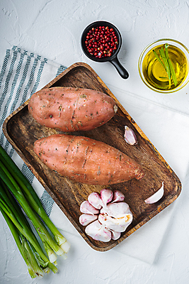 포토 JPG 해외이미지 실내 사람없음 하이앵글 식탁보 올리브오일 흰배경 고구마 파 나무쟁반 통마늘 통후추 해외포토 뷰포인트 백그라운드 채소 뿌리채소 쟁반 마늘 내부 목재 흰색 기름_음식 후추 파일형식 이미지허브