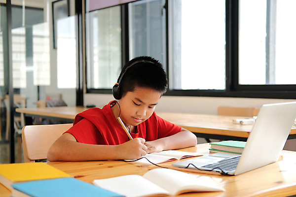 포토 JPG 해외이미지 학생 교육 어린이 남학생 인터넷 교실 학교 수업 거리 주택 한명 책 노트북 스터디 컴퓨터 공책 강의 멀리 온라인 동영상 온라인강의 이러닝 코로나바이러스 해외포토 1 남자 문구용품 사람 건물 전자제품 학습 바이러스 파일형식 언택트 이미지허브