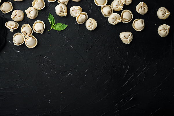 포토 JPG 해외이미지 검은배경 실내 사람없음 이탈리아음식 바질 라비올리 카피스페이스 해외포토 백그라운드 서양음식 내부 검은색 공백 파일형식 이미지허브