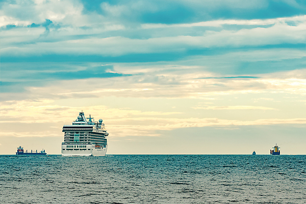 포토 JPG 해외이미지 주간 바다 항해 사람없음 야외 큼 유람선 크루즈 화물선 해외포토 자연요소 배_교통 크기 파일형식 이미지허브