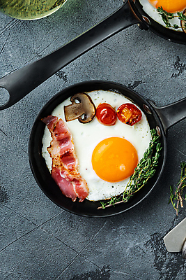 포토 JPG 해외이미지 음식 방울토마토 사람없음 하이앵글 계란 버섯 프라이팬 계란프라이 계란요리 허브 브런치 양송이 베이컨 해외포토 식물 뷰포인트 토마토 주방용품 돼지고기 요리 알 식사 파일형식 이미지허브