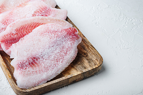 포토 JPG 해외이미지 음식 분홍색 조각 육류 어류 사람없음 냉동 공백 흰색 해산물 흰배경 날것 슈퍼마켓 생식 틸라피아 카피스페이스 해외포토 컬러 백그라운드 식재료 상점 수중동물 민물고기 파일형식 이미지허브