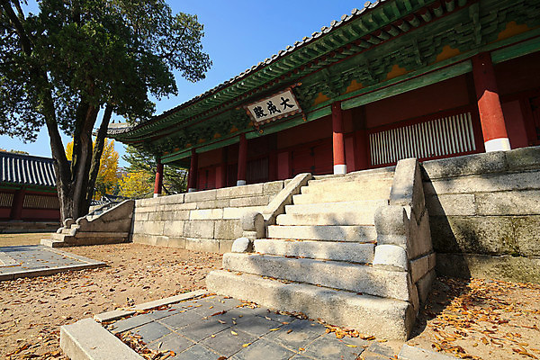 포토 JPG 해외이미지 전통 외관 공원 교육 아시아 종교 문화 여행 건축양식 학교 지붕 서울 한국 동양인 사람없음 야외 건물 목재 수확 골동품 사찰 역사 대문 남쪽 사당 옛날 혼란 스타일 해외포토 나무 건축물 공공시설 건축 나라 컨셉 농업 재료 종교건축 인종 문 방향 파일형식 이미지허브
