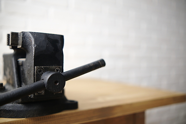 포토 JPG 해외이미지 산업 백그라운드 컨셉 벤치 탁자 노동자 집게 손잡이 사람없음 금속 장비 기구 도구 공구 잡기 업무 작업실 수리 철 목수 오브젝트 서비스 부식 싱글 복고 클립 목공예 정비공 조절 압력 옛날 작업대 조이기 짜기 철강 하드웨어 해외포토 직업 가구 의자 모션 재질 컴퓨터 작업 기술자 공예 파일형식 이미지허브