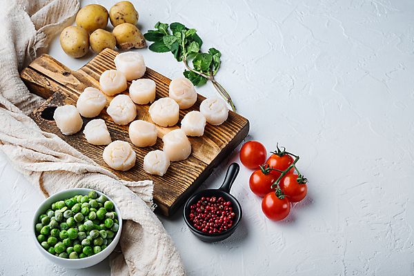 포토 JPG 해외이미지 식재료 조개 실내 사람없음 흰배경 가리비 관자 나무도마 해외포토 백그라운드 어패류 도마 내부 목재 흰색 파일형식 이미지허브