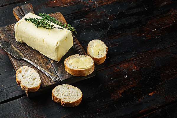 포토 JPG 해외이미지 식재료 실내 사람없음 나이프 바게트 허브 버터 나무도마 나무배경 해외포토 식물 식기 빵 백그라운드 도마 내부 목재 칼 파일형식 이미지허브