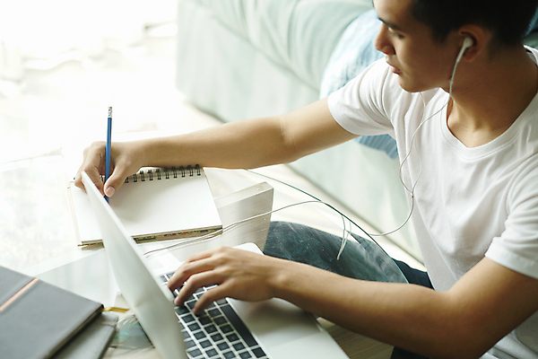 포토 JPG 해외이미지 학생 라이프스타일 이어폰 인터넷 비즈니스 사업가 통신 거리 주택 한명 동양인 10대 노트북 컴퓨터 업무 작업 비즈니스맨 온라인 소셜 온라인강의 웨비나 해외포토 직업 1 남자 음향기기 청소년 사람 인종 건물 생활 전자제품 직장인 강의 세미나 파일형식 언택트 이미지허브