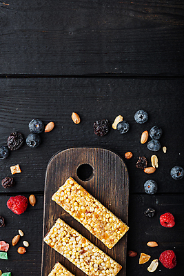 포토 JPG 해외이미지 검은배경 실내 사람없음 달콤 블루베리 산딸기 땅콩 건강식품 블랙베리 나무도마 에너지바 카피스페이스 해외포토 음식 백그라운드 과일 도마 건강 내부 목재 검은색 공백 견과류 맛 파일형식 이미지허브