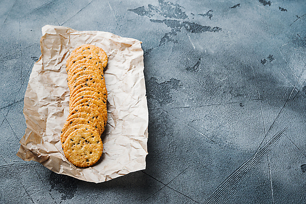포토 JPG 해외이미지 회색배경 실내 사람없음 크래커 원형 일렬 종이호일 해외포토 도형 백그라운드 내부 쿠키 회색 파일형식 이미지허브