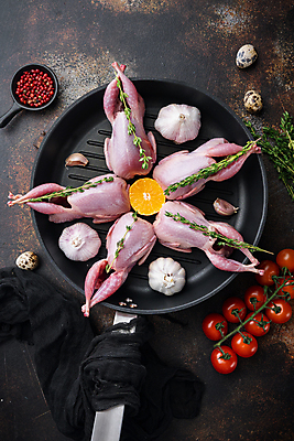 포토 JPG 해외이미지 오렌지 식재료 방울토마토 실내 생고기 육류 사람없음 프라이팬 허브 메추리알 메추리 통마늘 통후추 나무배경 해외포토 식물 백그라운드 토마토 과일 주방용품 마늘 내부 알 후추 파일형식 이미지허브