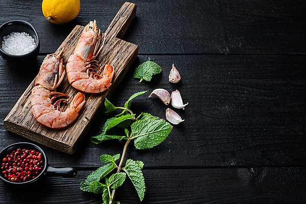 포토 JPG 해외이미지 백그라운드 재료 검은배경 새우 마늘 사람없음 전통음식 신선 레몬 허브 해산물 날것 소금 나무도마 스페인요리 통후추 파에야 카피스페이스 해외포토 식물 전통 음식 채소 과일 도마 서양음식 갑각류 목재 검은색 공백 스페인 후추 파일형식 이미지허브