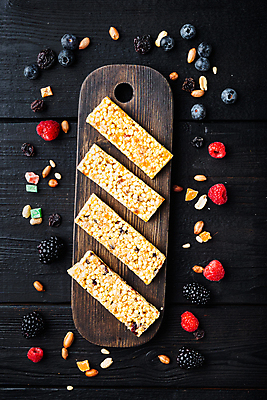 포토 JPG 해외이미지 검은배경 실내 사람없음 달콤 블루베리 산딸기 땅콩 건강식품 블랙베리 나무도마 에너지바 해외포토 음식 백그라운드 과일 도마 건강 내부 목재 검은색 견과류 맛 파일형식 이미지허브