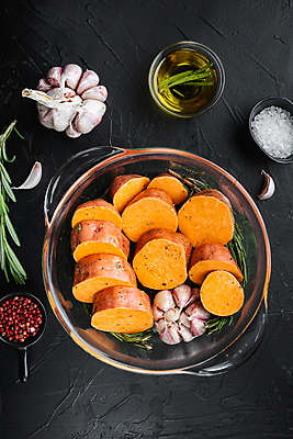 포토 JPG 해외이미지 검은배경 단면 실내 사람없음 하이앵글 올리브오일 냄비 슬라이스 고구마 소금 로즈메리 통마늘 통후추 해외포토 뷰포인트 백그라운드 뿌리채소 마늘 내부 검은색 기름_음식 솥 허브 후추 파일형식 이미지허브