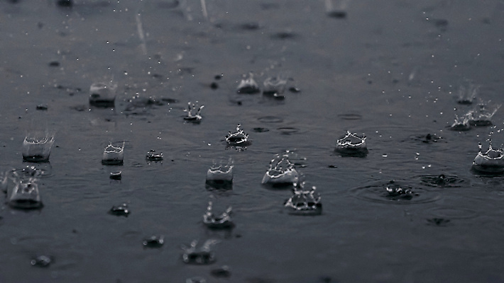 포토 JPG 해외이미지 주간 사람없음 야외 검은색 비 튀는물 웅덩이 길바닥 스플래쉬 해외포토 자연요소 컬러 날씨 바닥 액체표현 파일형식 이미지허브