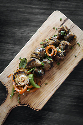 포토 JPG 해외이미지 채소 육류 요리 사람없음 해물요리 소시지 나무도마 스페인요리 스페인음식 타파스 해외포토 음식 식재료 도마 서양음식 목재 가공식품 스페인 애피타이저 해산물 파일형식 이미지허브