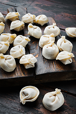 포토 JPG 해외이미지 실내 사람없음 이탈리아음식 나무바닥 나무도마 라비올리 해외포토 바닥 도마 서양음식 내부 목재 파일형식 이미지허브