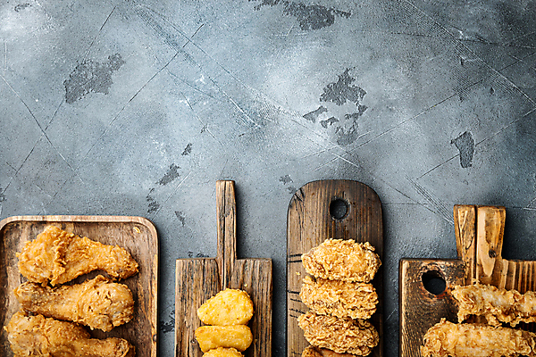 포토 JPG 해외이미지 조각 회색배경 패스트푸드 요리 사람없음 치킨 튀김 나무도마 치킨너겟 카피스페이스 텐더 해외포토 음식 백그라운드 도마 목재 공백 회색 인스턴트 닭고기요리 파일형식 이미지허브