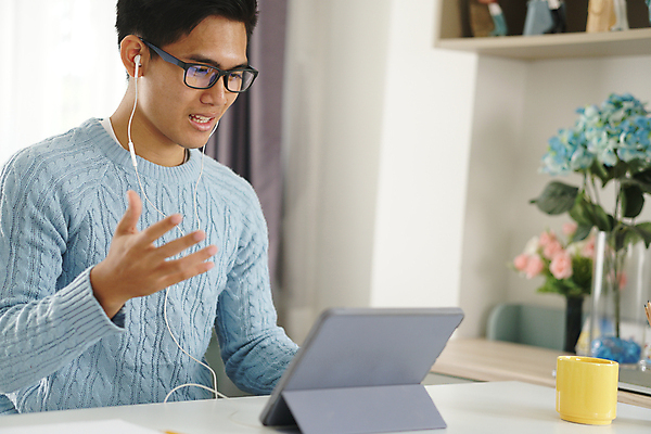 포토 JPG 해외이미지 학생 라이프스타일 교육 이어폰 인터넷 비즈니스 사업가 회의 거리 주택 한명 동양인 10대 스터디 컴퓨터 헤드폰 업무 작업 비즈니스맨 부름 온라인 동영상 소셜 온라인강의 웨비나 해외포토 직업 1 남자 음향기기 모션 청소년 사람 인종 건물 생활 전자제품 학습 직장인 강의 세미나 파일형식 언택트 이미지허브