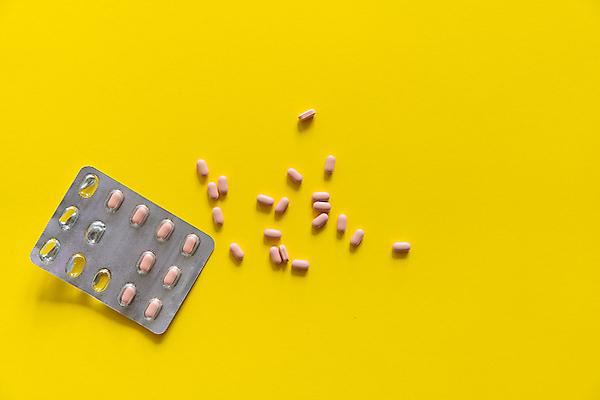 포토 JPG 해외이미지 백그라운드 포장 건강 사람없음 알약 약 은박지 노란배경 비타민제 카피스페이스 해외포토 의학 노란색 공백 비타민 파일형식 이미지허브