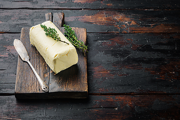 포토 JPG 해외이미지 식재료 실내 사람없음 나이프 허브 버터 나무도마 나무배경 해외포토 식물 식기 백그라운드 도마 내부 목재 칼 파일형식 이미지허브