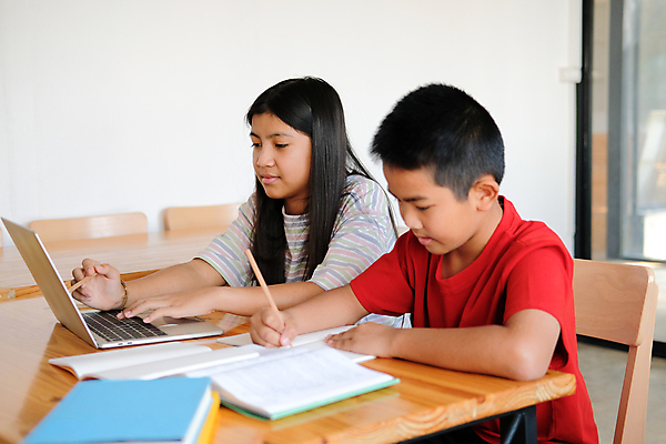 포토 JPG 해외이미지 학생 교육 어린이 남학생 인터넷 교실 학교 수업 거리 주택 두명 책 노트북 스터디 컴퓨터 공책 강의 멀리 온라인 동영상 온라인강의 이러닝 코로나바이러스 해외포토 남자 문구용품 사람 건물 전자제품 학습 바이러스 파일형식 언택트 이미지허브