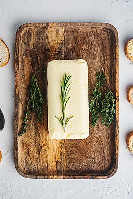 포토 JPG 해외이미지 식재료 실내 사람없음 하이앵글 허브 흰배경 버터 나무쟁반 해외포토 식물 뷰포인트 백그라운드 쟁반 내부 목재 흰색 파일형식 이미지허브