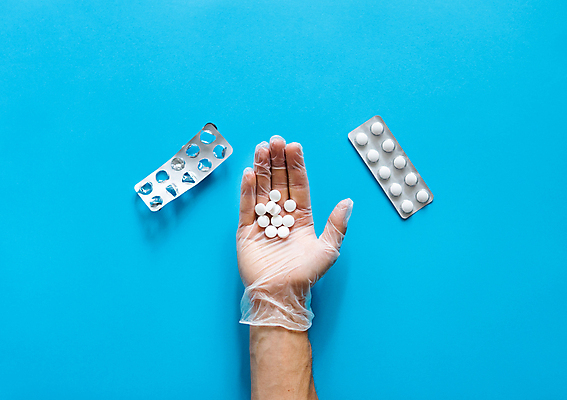 포토 JPG 해외이미지 손 백그라운드 포장 건강 신체부위 알약 약 은박지 파란배경 비닐장갑 비타민제 카피스페이스 해외포토 장갑 의학 사람 파란색 공백 비타민 파일형식 이미지허브