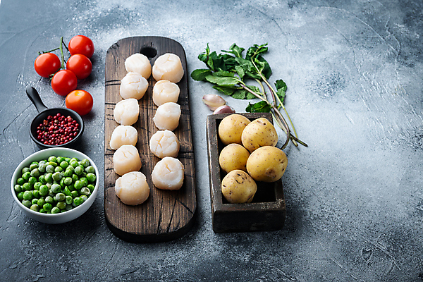포토 JPG 해외이미지 채소 식재료 방울토마토 회색배경 조개 감자 실내 사람없음 완두콩 일렬 가리비 관자 나무도마 통후추 해외포토 백그라운드 토마토 어패류 콩 도마 내부 목재 회색 후추 파일형식 이미지허브