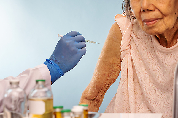 포토 JPG 해외이미지 노년 가족 태국 주택 한국 건강 병원 사람 동양인 두명 약 일본 중국 시험 환자 간호사 의사 닫기 질병 인도인 간호 인도네시아 주사약 싱가폴 돌봄 백신 사스 해외포토 외국인 교육 아시아 의학 관계 모션 인종 성인 건물 의료진 파일형식 이미지허브