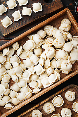 포토 JPG 해외이미지 실내 사람없음 이탈리아음식 흰배경 나무도마 나무쟁반 라비올리 나무배경 해외포토 백그라운드 도마 쟁반 서양음식 내부 목재 흰색 파일형식 이미지허브