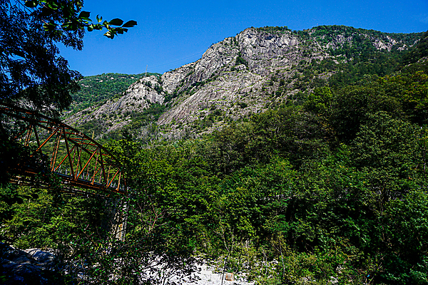 포토 JPG 해외이미지 유럽 여행 건축양식 산 사람없음 야외 건물 가로 빨간색 세로 강 컬러풀 골짜기 계곡 암석 철 스위스 언덕 부식 아치 건너기 절정 철강 화강암 해외포토 건축물 건축 나라 컬러 모션 자연 돌_바위 파일형식 이미지허브