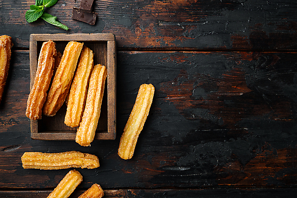 포토 JPG 해외이미지 사람없음 초콜릿 튀김 달콤 설탕 허브 나무접시 츄러스 나무배경 해외포토 식물 접시 음식 백그라운드 디저트 맛 파일형식 이미지허브