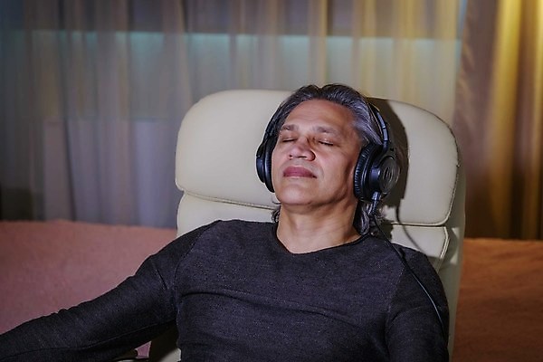 포토 JPG 해외이미지 백인 1 라이프스타일 응시 남자 행복 감정 음악 중년 이어폰 생각 인터넷 노래 가정 휴식 주택 한명 미소 사람 앉기 성인 취미 헤드폰 기쁨 듣기 회색 백발 표현 저녁 은퇴 만족 긍정 배려 해외포토 서양인 헤어스타일 시선 컬러 음향기기 컨셉 모션 문화예술 표정 건물 생활 야간 파일형식 이미지허브