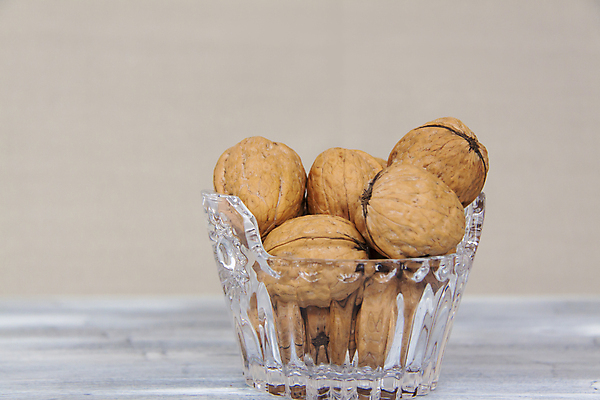 포토 JPG 해외이미지 건조 사람없음 껍질 낟알 알맹이 나무바닥 호두 유리그릇 해외포토 그릇 유리 바닥 견과류 파일형식 이미지허브